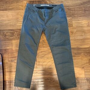 Men's Banana Republic Traveler slim fit Olive Green jeans. Size 36x32